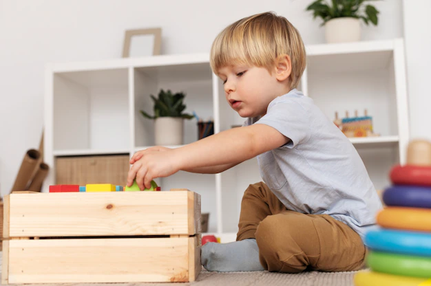 Чтобы ребенок не терял интерес, можно раз в месяц менять игрушки местами или убирать на время часть из них из детской