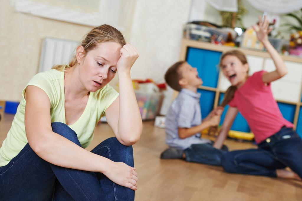 Напряжение усиливается от того, что оба ребенка постоянно что-то требуют от вас — внимания, ласки, общения, чаще болеют, ссорятся между собой