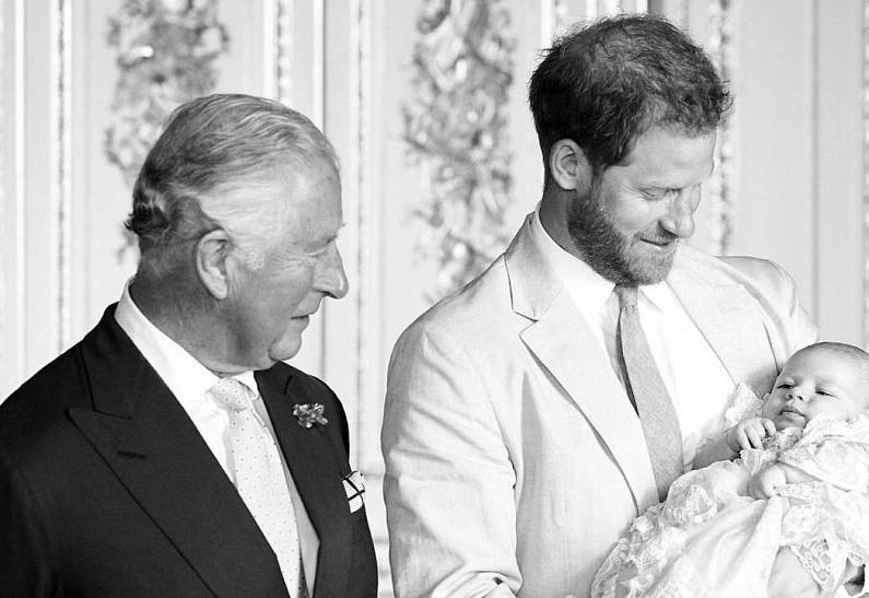 Принц Чарльз с сыном Гарри и внуком Арчи