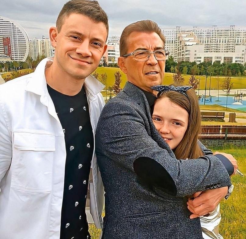 Николай Добрынин с сыном и дочерью 
