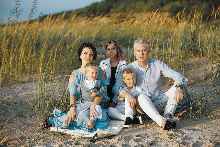 Сергей Светлаков с женой и детьми 