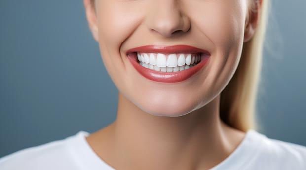 Зубные имплантаты могут прослужить пациенту так же, как и виниры, от двух до 15-20 лет