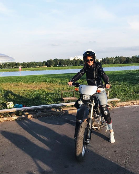 «У Паши отобрала?»: вслед за Прилучным Любовь Аксенова осваивает мотоцикл 