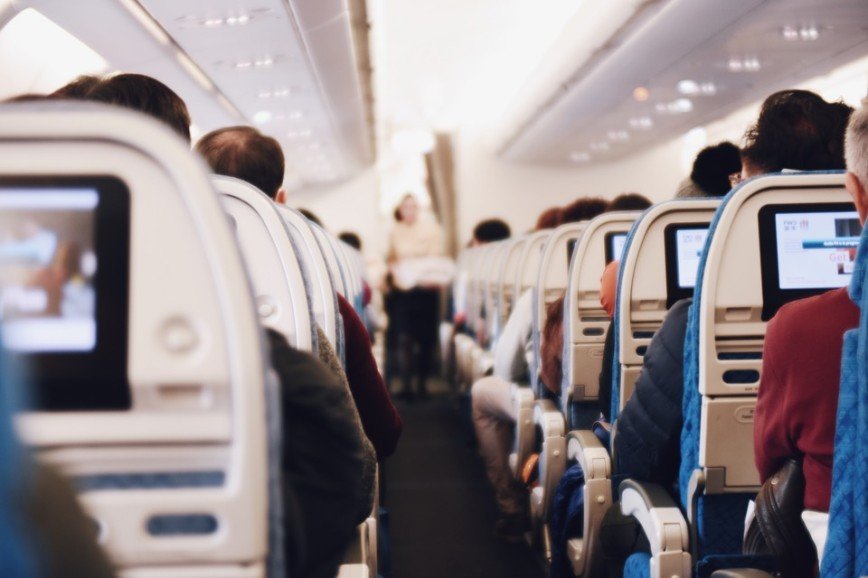 "Плохая идея": авиакомпаниям предложат установить в самолетах стоячие места