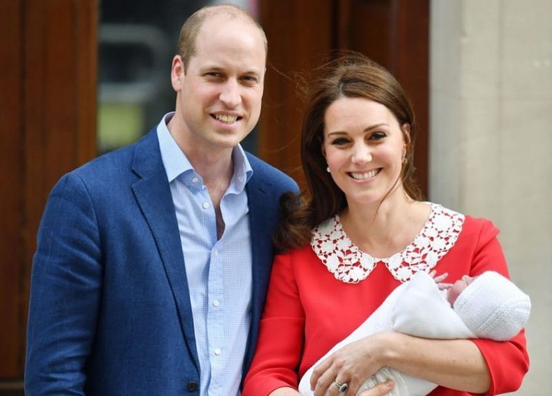 «На папу похож»: Кейт Миддлтон и принц Уильям показали новорожденного сына