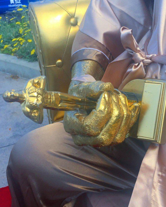 «На диване с Харви»: в Голливуде установили статую скандального Вайнштейна 