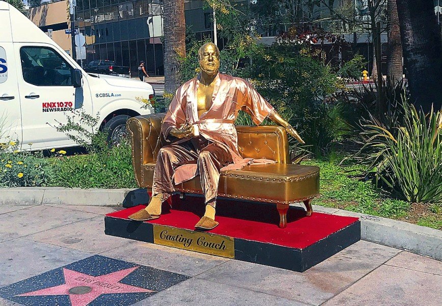 «На диване с Харви»: в Голливуде установили статую скандального Вайнштейна 