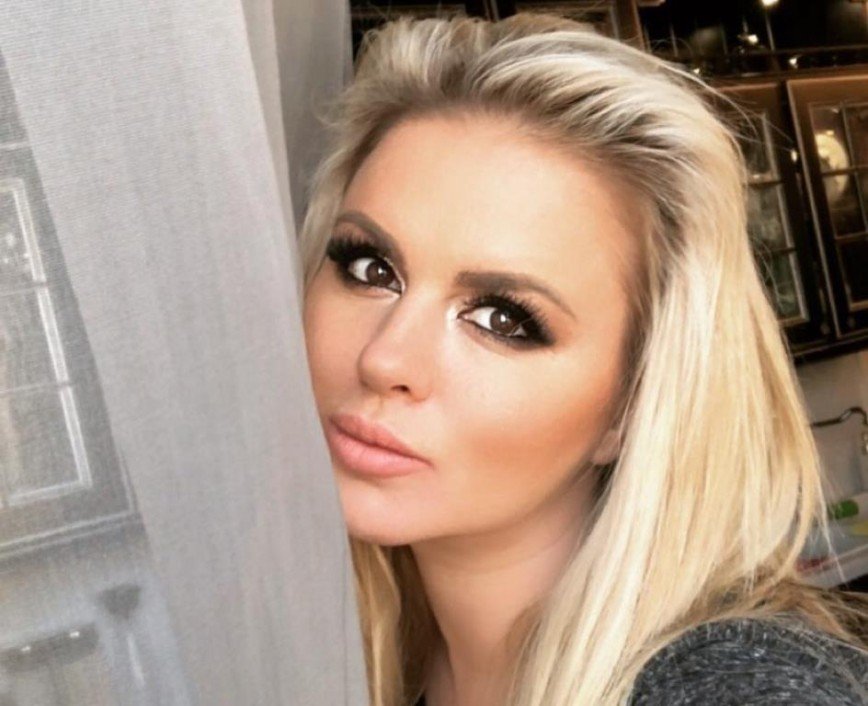 «Какая-то ненастоящая»: Анна Семенович стала платиновой блондинкой