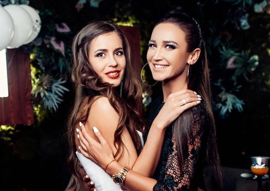 «Как похожи»: Ольга Бузова показала детское фото с сестрой