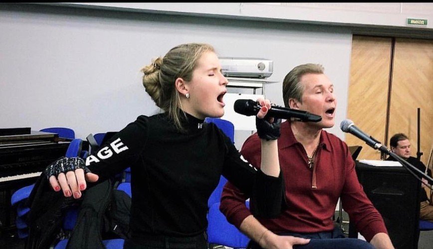 «Как колокольчик звенит»: дочь Александра Малинина поразила своим вокалом