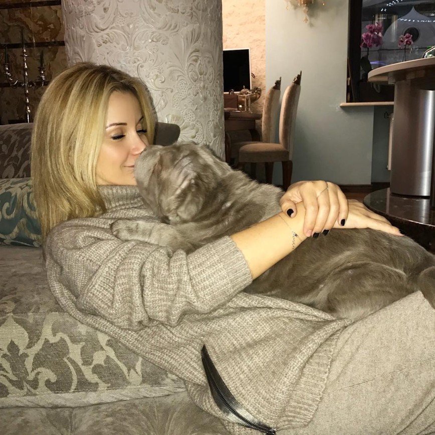 «Так нужно мужчину целовать!»: Ольга Орлова показала нежности с собаками