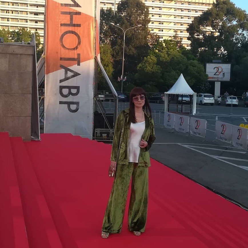 «Куда в пижаме?»: Нонна Гришаева смутила нарядом на премьере фильма 