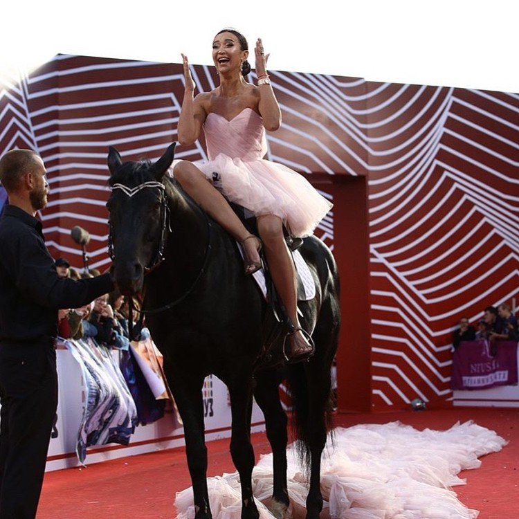 Ольга Бузова оседлала лошадь и потеряла десятиметровый шлейф своего платья