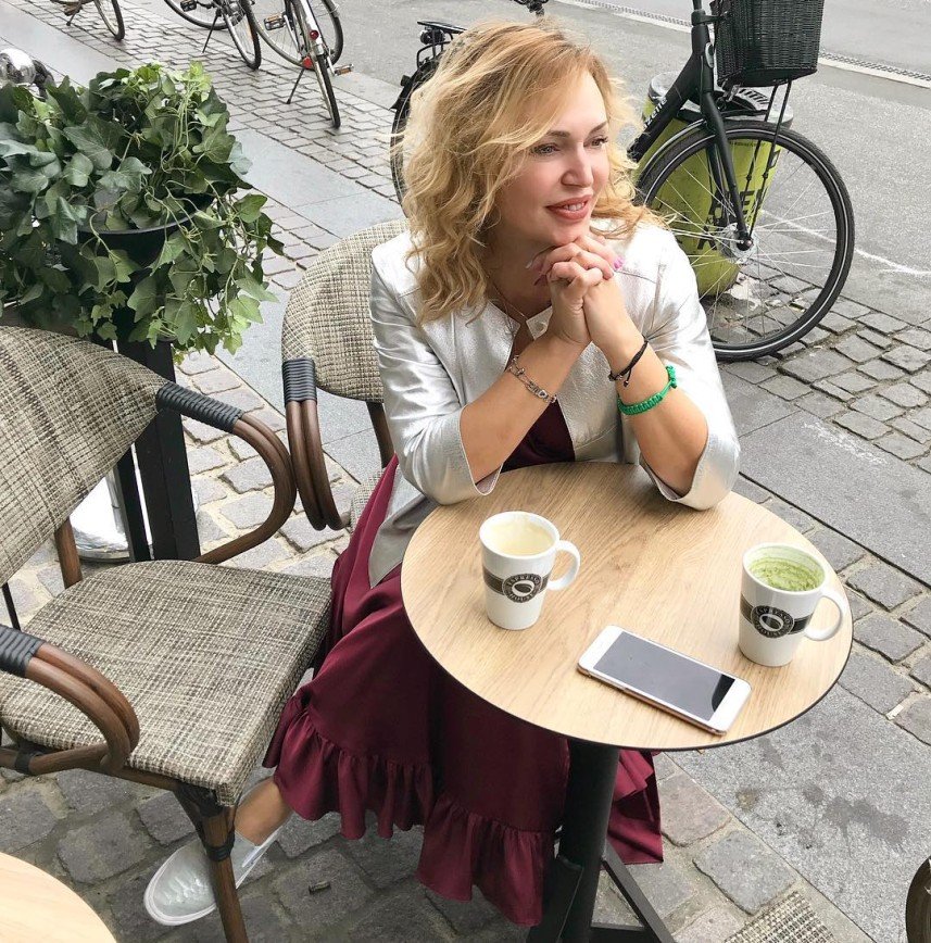 «Дома не поговорить?»: Алла Довлатова общается со старшей дочерью в Копенгагене