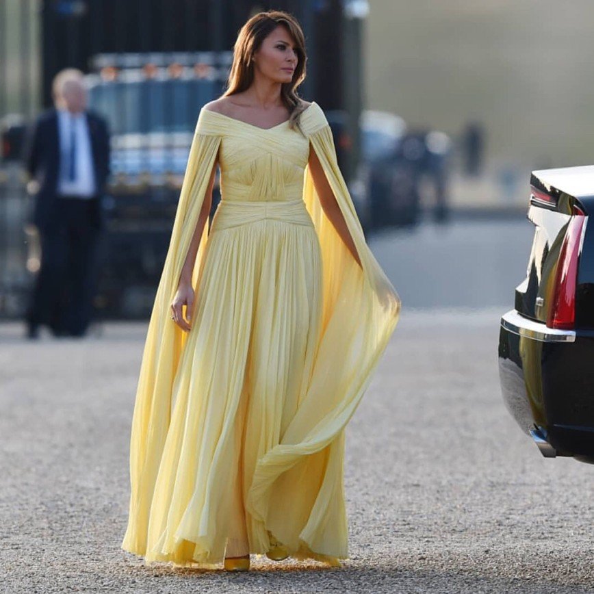 «Выглядит на миллион»: Мелания Трамп стала принцессой на официальном ужине в Британии