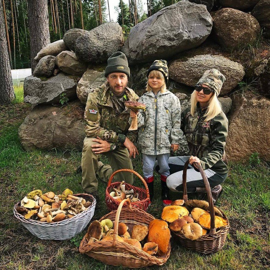 Яна Рудковская отправилась в семейный поход по грибы