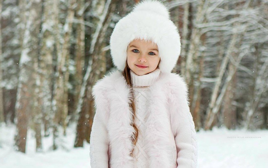 Снегурочка Настя: самая красивая девочка в мире нарядилась внучкой Деда Мороза