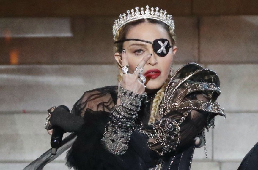 Один глаз таинственной Мадам X: Мадонна незабываемо дебютировала на "Евровидении"
