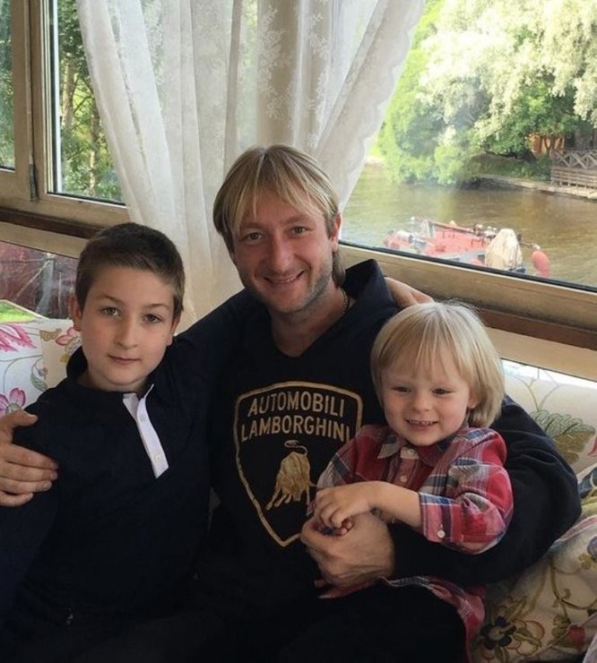 «Как опасно!»: Евгений Плющенко показал прыжки в воду старшего сына
