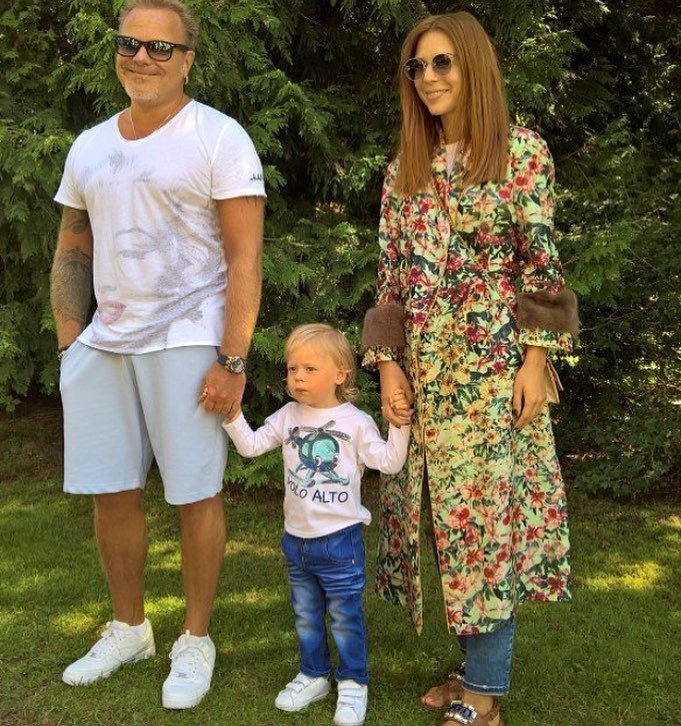 «Что за халат?»: фанаты Владимира Преснякова недовольны нарядом его жены