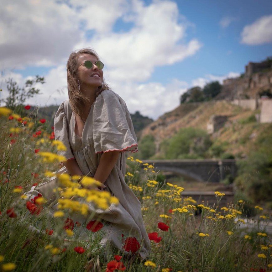 «Вам идут цветы и счастье»: позитивное фото Ксении Собчак порадовало поклонников