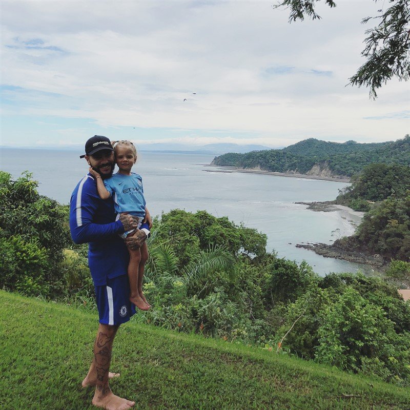 «Такая смелая»: дочка Тимати осваивает серфинг