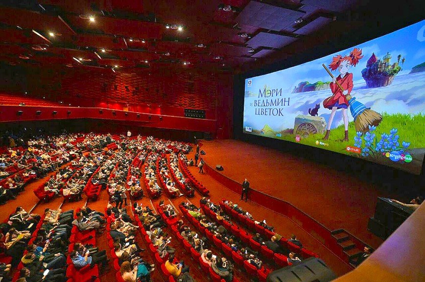 Фанаты японского аниме собрались на премьере фильма “Мэри и ведьмин цветок”. 