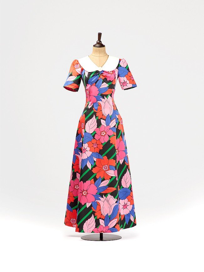 Платье из полиэстера с набивным цветочным рисунком. 1970-е гг.