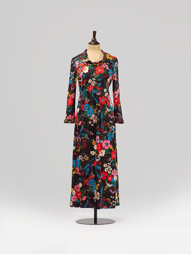 Платье из трикотажного полиэстера с набивным цветочным рисунком. США, 1973 г.