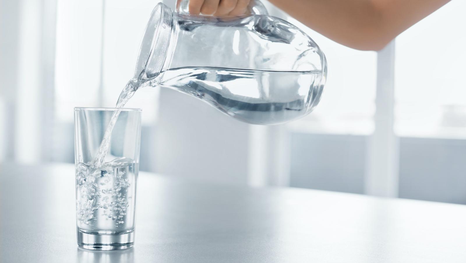 Старайтесь каждый час выпивать по стакану воды