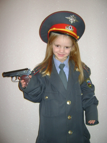 Моя доченька хочет стать милиционером :-)как папа. Ольгуна