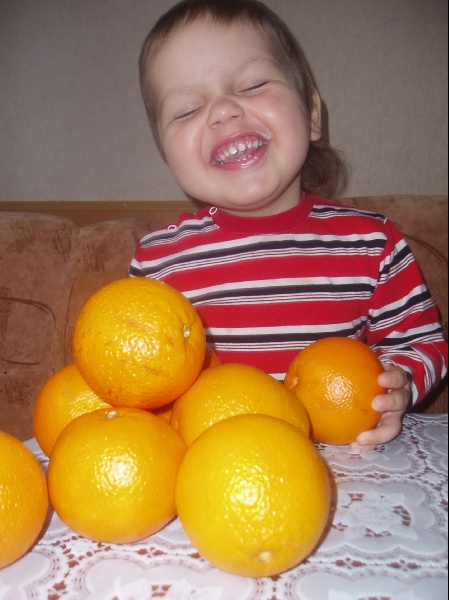 Взял я в руки апельсин
Покатать его немного
Сделаю себе я сок,
Буду мальчик я здоровый!:))) Kiddy05