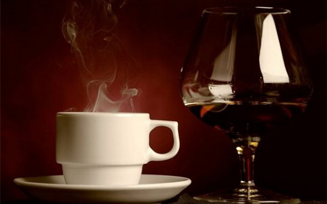 Чем опасна смесь кофеина и алкоголя