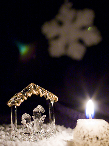 Свеча, снежинка, статуэтка...                                                                                 Приближаются праздники.. Новый год, Рождество.. Пусть чудесное настроение не покидает вас все эти предпраздничные дни, а праздники будут наполнены волшебством!  Калиночка