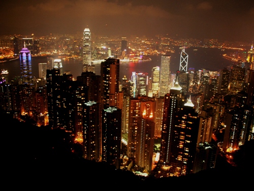 Это самая известная в Гонконге смотровая площадка - мыс Виктория(http://www.geocities.com/vlaskine/rhongkong.html). Отсюда открывается чудесный вид на остров Гонконг и Коулун. Самое захватывающее зрелище, конечно, вечером, когда горят огни небоскребов и в море устраивается волшебное световое шоу. Отдельно хочу отметить способ подъема на эту вершину, самый легкий - поездка на маленьком вагончике, который поднимается по рельсам, которые расположены отвесно в гору и поэтому слабонервным вниз лучше не смотреть. Гонконг - чудесное место, всем желаю съездить туда обязательно, скучать вам там не придется!  VERITA