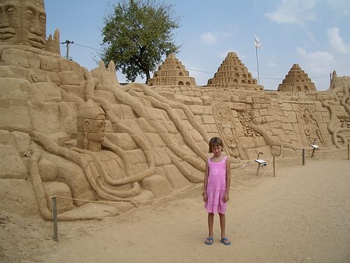 Ребёнок не песке, со скульптурами из песка. На юге Португалии, 2007. LaPaloma