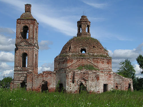 разрушенный храм во Владимирской области Белка обыкновенная