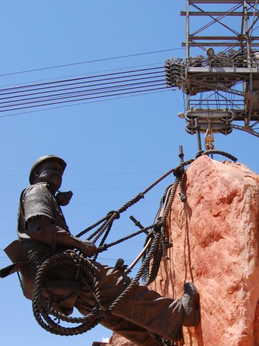 Памятник строителям-высотникам, построившим Хувер дамбу. Хувер дамба, США. Деня-обалденя