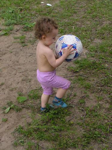 Алиса, 1.5 года: Отнесу мячик папе, он будет рад, только бы не упасть. Elena_Y