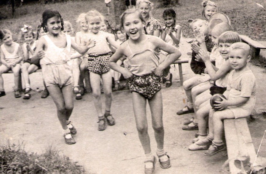 1962 год. Утренник в летнем детском саду тыц-тыц-тыц...