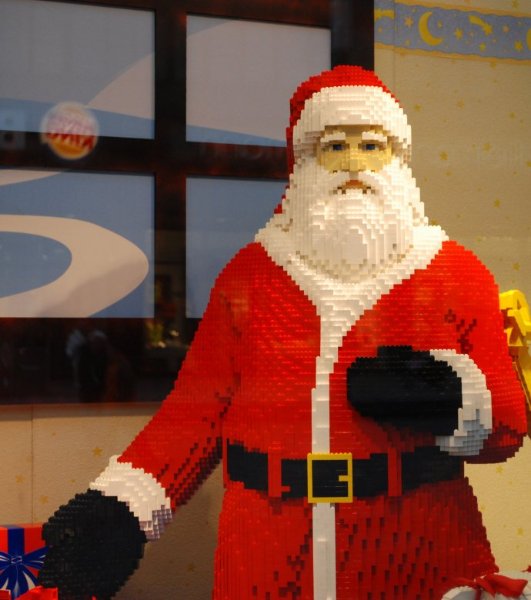 Дед Мороз, собранный из конструктора Lego Див㋛Дивн㋛е