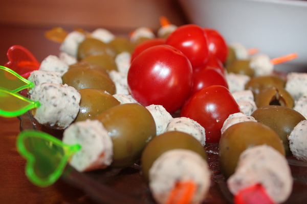 Канапе. На шпажку насадите оливки и сырные шарики (мягкий сыр смешать с зеленью и сделать шарики), помидор черри ЛЮКА