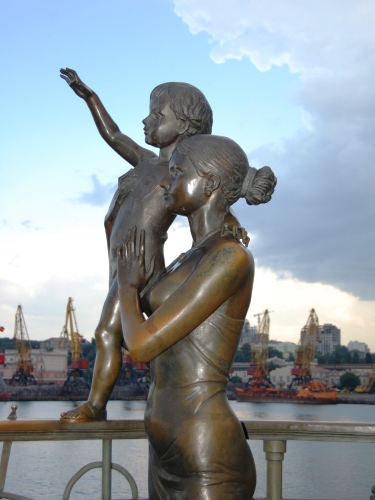 памятник "Жене моряка" в Одессе Smiling