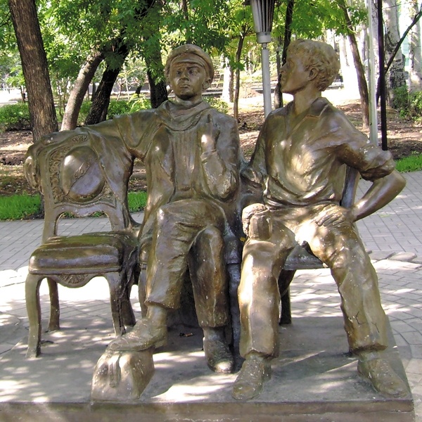 Остап Бендер и Шура Балаганов - дети лейтенанта Шмидта, сидят в г. Бердянске на стульях работы мастера Гамса. Akela