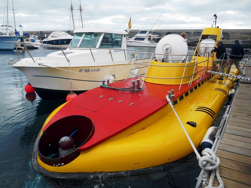 "Давайте путешествовать по воде на желтой подводной лодке!" Yova