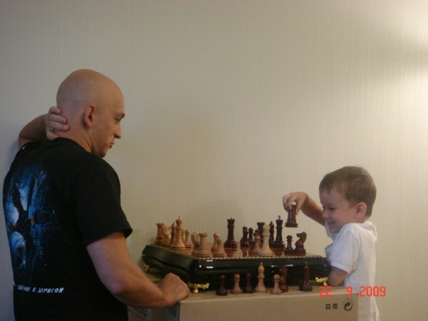 Старший сын освоил шахматы, недавно переехали и даже стола нет, но это не помеха...:) морковка