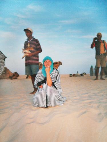 Аба — национальная одежда кочевых арабов, в частности, бедуинов. Представляет собой длинный плащ из верблюжьей шерсти с прорезями для рук. Используется также в качестве постели и мешка. На голову одевается большой платок, закрывающий, при необходимости, и лицо.   veriko