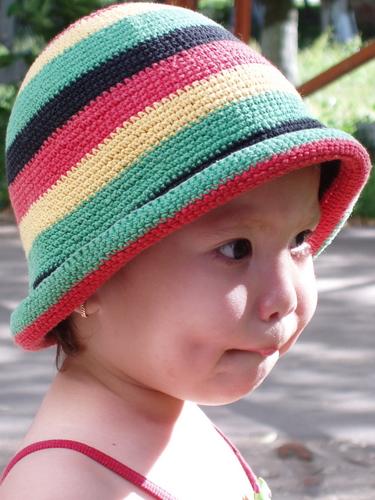 шляпка связана прошлым летом, доча очень любит её носить. :) Из-за многоцветия можно одеть под любую одёжку. AluA