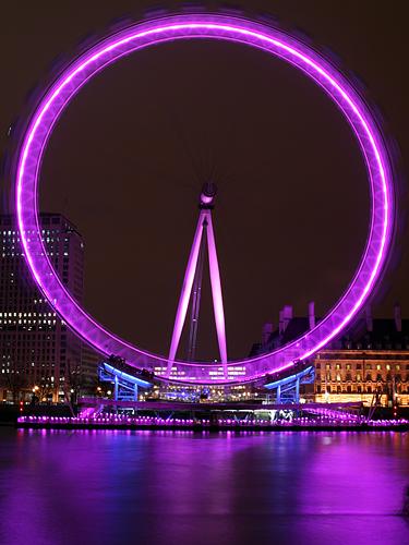 Око Лондона - London eye - с ночной подсветкой. Его построили к миллениуму, а через год планировали разобрать. Но аттракцион оказался настолько удачным, что он действует и по сей день. 
http://www.london.ru/attr.php SerBik