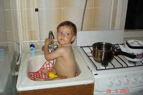 Русские купаются в ванной. Дети моются в ванной. Первоклассница в ванной купается. Младшая сестра моется в ванной.